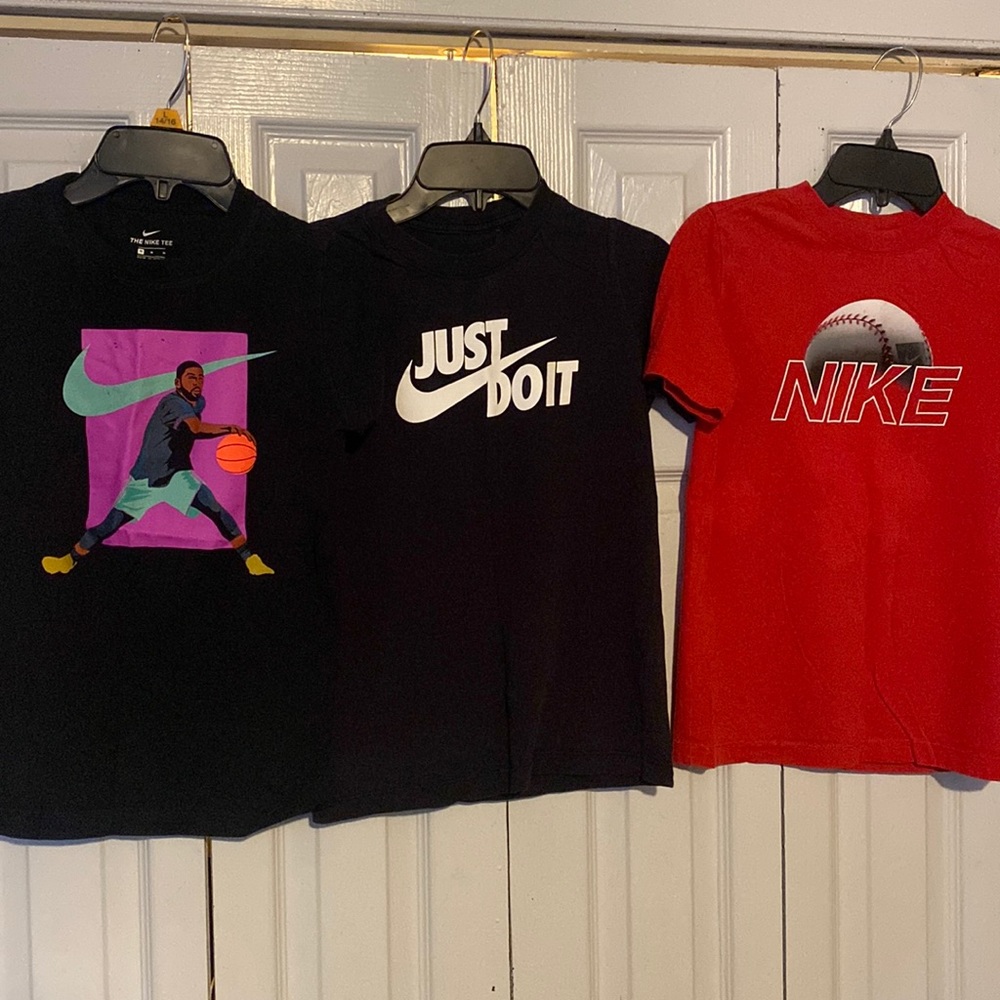 Boys Nike shirts all size medium all 3 for 25.00